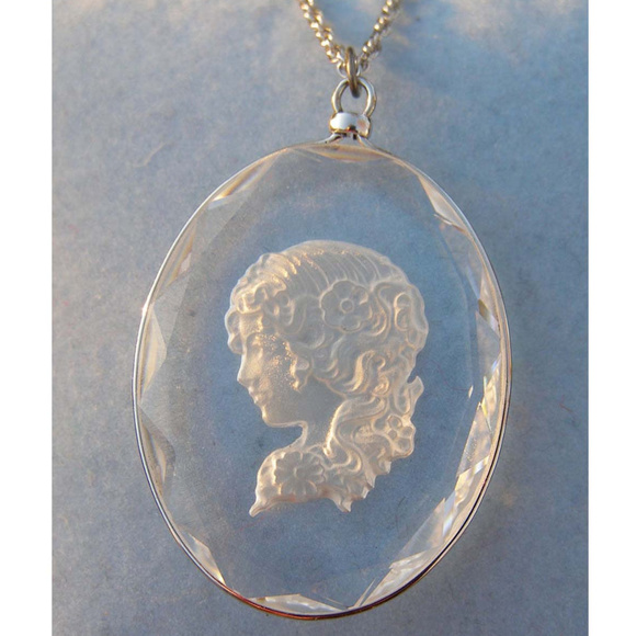 New Glass Cameo necklace Victorian style Hallmark - Picture 2 of 9
